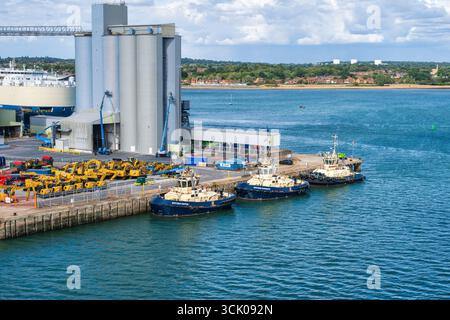Silos à grains situés au terminal à grains de Southampton dans les quais de l'est, avec des remorqueurs Svitzer amarrés à Dock Head, Southampton, Hampshire, Angleterre, Royaume-Uni Banque D'Images