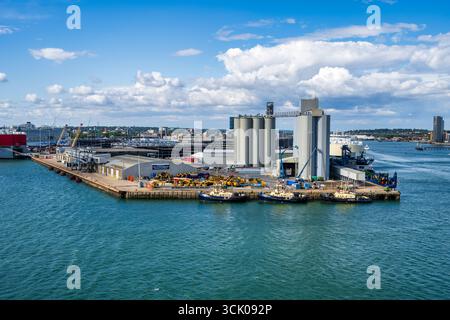 Silos à grains situés au terminal à grains de Southampton dans les quais de l'est, avec des remorqueurs Svitzer amarrés à Dock Head, Southampton, Hampshire, Angleterre, Royaume-Uni Banque D'Images