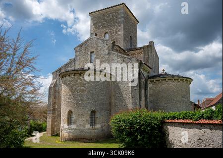 Vue sur l'abside et la tour de l'oratoire roman carolingien du IXe siècle à Germigny-des-Prés, France, mettant en valeur son architecture historique et Banque D'Images