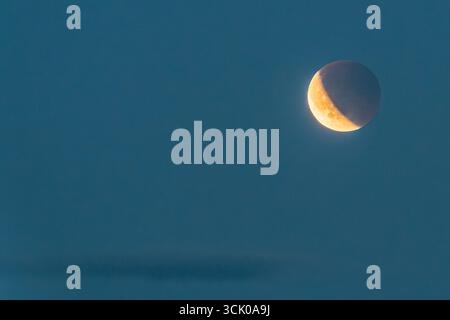 La pleine lune (Corn Moon) émergeant de l'ombre de la terre, suite à l'éclipse lunaire totale début septembre 2025 (Royaume-Uni) Banque D'Images