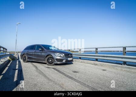 Mercedes Benz CLA Shooting Brake garé sur un pont Banque D'Images
