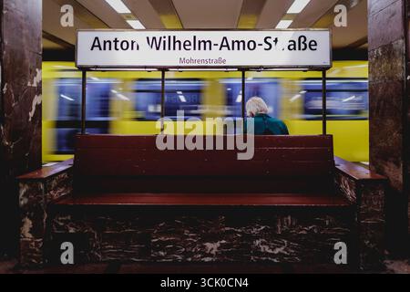 U-Bahn-Station Anton-Wilhelm-Amo-Strasse à Berlin, 09.09.2025. Die ehemalige Mohrenstrasse in Berlin-Mitte sowie die gleichnamige U-Bahnstation wurden vor Kurzem umbenannt. Berlin Deutschland *** Anton Wilhelm Amo Strasse station de métro à Berlin, 09 09 09 2025 L'ancienne Mohrenstrasse à Berlin Mitte et la station de métro du même nom ont récemment été renommées Berlin Allemagne Copyright : xFlorianxGaertnerx Banque D'Images
