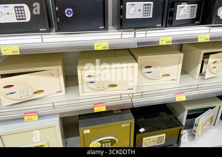 Bar, Monténégro, 25 juillet 2025, divers coffres-forts sur l'étagère du magasin Banque D'Images
