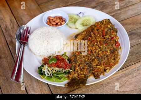 Mujair nyat nyat tilapia frit épicé avec riz et plats d'accompagnement nourriture balinaise Banque D'Images