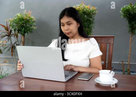 Gros plan d'une femme utilisant un ordinateur portable à l'extérieur Banque D'Images