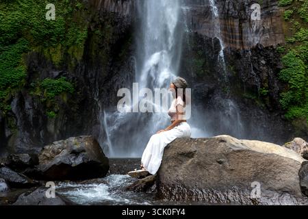 Femme à la cascade de Gitgit à Bali, Singaraja, Indonésie Banque D'Images