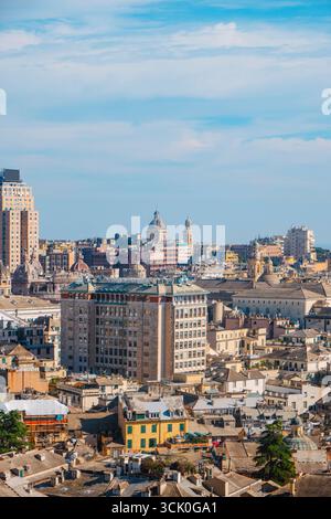 Gênes, Italie - 27 juin 2025 : gros plan de Castelleto belvedere en se concentrant sur les toits de Gênes avec un grand bâtiment central, des maisons colorées, et Banque D'Images