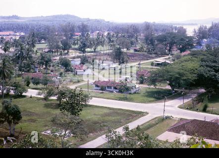 Vue sur les maisons dans la zone côtière près de Mersing, Johor, Malaya, Malaisie, Asie du Sud-est 1964 Banque D'Images