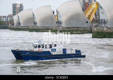 Londres, Royaume-Uni 7 septembre 2025. Fermeture de test annuel de la barrière de Tamise à marée printanière élevée. Une fermeture test d'une journée complète, qui permet de fermer les portes et de sortir du lit de la rivière pour les contrôles d'entretien et la formation du personnel. La barrière, qui s'étend sur 520 mètres de l'autre côté de la Tamise, protège 125 kilomètres carrés du centre de Londres des inondations causées par les marées. Photo : navire du capitaine du port de l'autorité du port de Londres à la barrière fermée de la Tamise. Banque D'Images