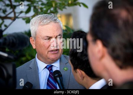 Washington DC, États-Unis. 09th Sep, 2025. Le président du Comité de surveillance de la Chambre James Comer, R-KY, parle aux journalistes devant le Capitol Hill Club après la réunion hebdomadaire du caucus républicain de la Chambre au siège du Comité national républicain à Washington, DC le mardi 9 septembre 2025. Hier, le Comité de surveillance de la Chambre a reçu des documents de la succession de Jeffrey Epstein qui comprenaient un « livre d'anniversaire » à Epstein qui pourrait fournir des informations sur son réseau et ses transactions. Le comité devrait publier des versions expurgées. Photo de Bonnie Cash/UPI. Crédit : UPI/ Banque D'Images