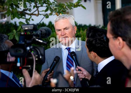 Washington DC, États-Unis. 09th Sep, 2025. Le président du Comité de surveillance de la Chambre James Comer, R-KY, parle aux journalistes devant le Capitol Hill Club après la réunion hebdomadaire du caucus républicain de la Chambre au siège du Comité national républicain à Washington, DC le mardi 9 septembre 2025. Hier, le Comité de surveillance de la Chambre a reçu des documents de la succession de Jeffrey Epstein qui comprenaient un « livre d'anniversaire » à Epstein qui pourrait fournir des informations sur son réseau et ses transactions. Le comité devrait publier des versions expurgées. Photo de Bonnie Cash/UPI. Crédit : UPI/ Banque D'Images