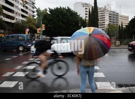 Palma, Espagne. 09th Sep, 2025. Les gens marchent sous des parapluies un jour de pluie à Palma. Crédit : Clara Margais/dpa/Alamy Live News Banque D'Images