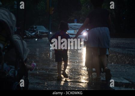 Palma, Espagne. 09th Sep, 2025. Les gens vont se promener à Palma un jour de pluie. Crédit : Clara Margais/dpa/Alamy Live News Banque D'Images