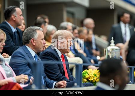 Le président Donald J. Trump regarde la finale masculine de l’US Open au stade Arthur Ashe dans le Queens, NY. USTA Billie Jean King National Tennis Center le 7 septembre 2025. Banque D'Images