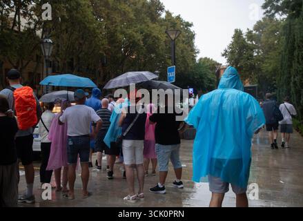 Palma, Espagne. 09th Sep, 2025. Les gens avec des parapluies font la queue à une station de taxis à Palma. Crédit : Clara Margais/dpa/Alamy Live News Banque D'Images