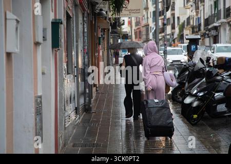 Palma, Espagne. 09th Sep, 2025. Les gens avec des parapluies marchent à travers Palma un jour de pluie. Crédit : Clara Margais/dpa/Alamy Live News Banque D'Images