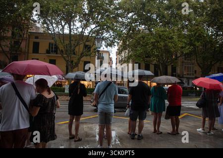 Palma, Espagne. 09th Sep, 2025. Les gens avec des parapluies marchent à travers Palma un jour de pluie. Crédit : Clara Margais/dpa/Alamy Live News Banque D'Images