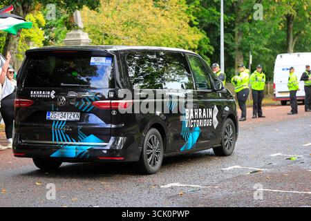 Véhicule de soutien de l'équipe victorieuse de Bahreïn lors de la course cycliste Tour of Britain 2025 - étape finale de Newport à Cardiff le 7 septembre Banque D'Images