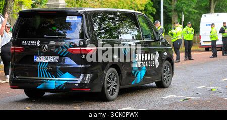 Véhicule de soutien de l'équipe victorieuse de Bahreïn lors de la course cycliste Tour of Britain 2025 - étape finale de Newport à Cardiff le 7 septembre Banque D'Images