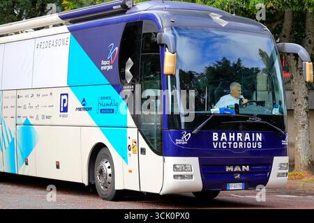 Véhicule de soutien de l'équipe victorieuse de Bahreïn lors de la course cycliste Tour of Britain 2025 - étape finale de Newport à Cardiff le 7 septembre Banque D'Images