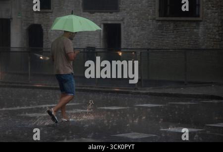 Palma, Espagne. 09th Sep, 2025. Un homme avec un parapluie marche à travers Palma un jour de pluie. Crédit : Clara Margais/dpa/Alamy Live News Banque D'Images