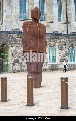 Iron Man par Antony Gormley, Victoria Square, Birmingham, West Midlands, Angleterre Banque D'Images