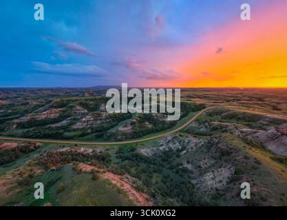 Une vue aérienne panoramique et colorée à couper le souffle capture les collines spectaculaires et le paysage du parc national Theodore Roosevelt au coucher du soleil Banque D'Images