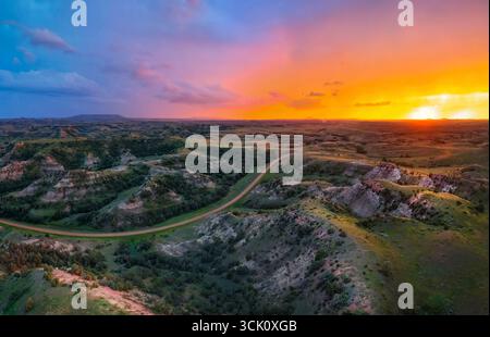Une vue aérienne panoramique et colorée à couper le souffle capture les collines spectaculaires et le paysage du parc national Theodore Roosevelt au coucher du soleil Banque D'Images
