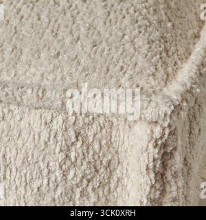 Gros plan d'une texture polaire sherpa confortable couleur crème montrant douceur et chaleur Banque D'Images
