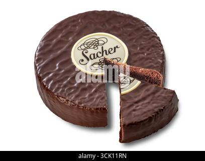Sacher torte, gâteau autrichien au chocolat sacher avec tranche coupée, isolé sur blanc avec chemin de découpage inclus Banque D'Images