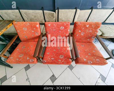 Trois chaises rouges dans le bar étroit – vue intérieure grand angle Banque D'Images