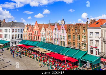 Bruges, Belgique - 10 août 2018 : maisons colorées sur la place Grote Markt. Banque D'Images