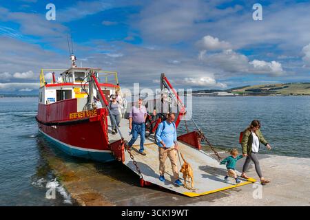 Cromarty Highland Écosse la cale et les passagers à pied quittant le Nigg Ferry Renfrew Rose Banque D'Images