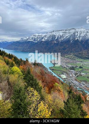 Plate-forme d'observation à deux lacs à Harder Kulm à Interlaken, Suisse, offrant une vue panoramique sur le lac de Thoune, le lac de Brienz et les Alpes bernoises. Banque D'Images