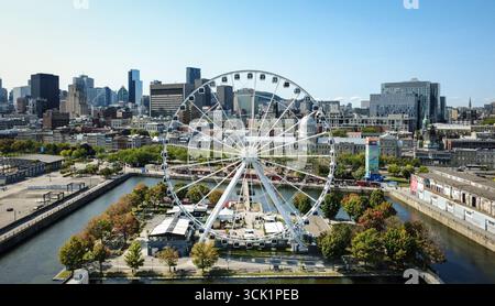 Montréal, Québec, Canada. 9 septembre 2025. Une vue imprenable sur le centre-ville de Montréal avec la Grande roue de Montréal, la grande roue emblématique de la ville, debout le long du Vieux-Port. Entourée d’une architecture historique, de gratte-ciels modernes et des eaux sereines du fleuve Laurent, cette scène saisit magnifiquement le mélange unique de charme d’antan et de vie contemporaine qui définit Montréal. (Crédit image : © Serkan Senturk/ZUMA Press Wire) USAGE ÉDITORIAL SEULEMENT ! Non destiné à UN USAGE commercial ! Banque D'Images