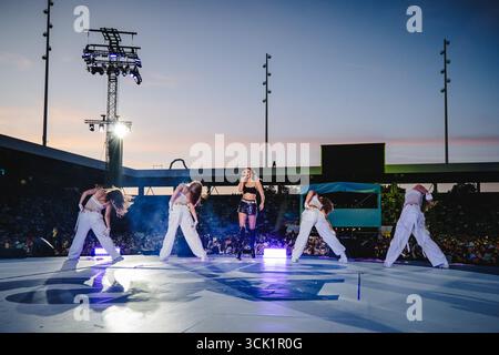 Thun, Suisse. 06 septembre 2025. La chanteuse allemande Leony donne un concert lors de Energy Air 2025 au Stockhorn Arena de Thoune. Banque D'Images