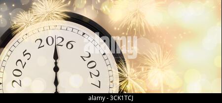 Horloge du nouvel an 2026 sur fond étincelant d'or avec feux d'artifice et lumières brillantes. Banque D'Images