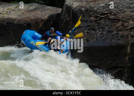 Summersville, États-Unis. 08 septembre 2025. Les rafteurs parcourent le Rapid sur la Gauley River lors de l'événement annuel de six semaines au lac Summersville, le 8 septembre 2025 à Summersville, Virginie-occidentale, États-Unis. Chaque année après la fête du travail, le corps des ingénieurs de l'armée libère de l'eau du barrage de Summerville transformant la rivière Gauley en eau vive de classe mondiale pour le rafting et le kayak. Crédit : Josh Bennett/USACE photo/Alamy Live News Banque D'Images