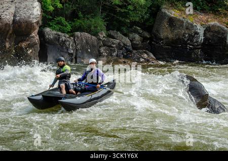Summersville, États-Unis. 08 septembre 2025. Les rafteurs parcourent le Rapid sur la Gauley River lors de l'événement annuel de six semaines au lac Summersville, le 8 septembre 2025 à Summersville, Virginie-occidentale, États-Unis. Chaque année après la fête du travail, le corps des ingénieurs de l'armée libère de l'eau du barrage de Summerville transformant la rivière Gauley en eau vive de classe mondiale pour le rafting et le kayak. Crédit : Josh Bennett/USACE photo/Alamy Live News Banque D'Images