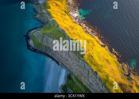 Vue aérienne de l'isthme qui relie Haheia à l'extrémité de l'île de Vaeroy. Sorland, Vaeroy, Nordland, Lofoten, Norvège, Europe. Banque D'Images