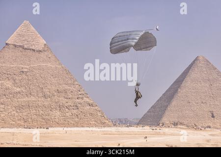 Gizeh, Égypte. 06 septembre 2025. Un soldat parachute près des grandes pyramides de Gizeh lors de l’exercice militaire multinational Bright Star 25, le 6 septembre 2025 à Gizeh, Égypte. Soldats représentant les États-Unis Égypte, Royaume-Uni, Italie, Grèce, Chypre, Arabie saoudite, Inde, Jordanie, Kirghizistan, Qatar, L'Afrique du Sud et le Yémen ont participé à l'exercice. Crédit : Joseph Kumzak/U.S. Photo de l'armée/Alamy Live News Banque D'Images