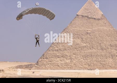 Gizeh, Égypte. 06 septembre 2025. Un soldat égyptien parachute près des grandes pyramides de Gizeh lors de l’exercice militaire multinational Bright Star 25, le 6 septembre 2025 à Gizeh, Égypte. Soldats représentant les États-Unis Égypte, Royaume-Uni, Italie, Grèce, Chypre, Arabie saoudite, Inde, Jordanie, Kirghizistan, Qatar, L'Afrique du Sud et le Yémen ont participé à l'exercice. Crédit : Joseph Kumzak/U.S. Photo de l'armée/Alamy Live News Banque D'Images