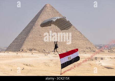 Gizeh, Égypte. 06 septembre 2025. Un soldat égyptien parachute près des grandes pyramides de Gizeh lors de l’exercice militaire multinational Bright Star 25, le 6 septembre 2025 à Gizeh, Égypte. Soldats représentant les États-Unis Égypte, Royaume-Uni, Italie, Grèce, Chypre, Arabie saoudite, Inde, Jordanie, Kirghizistan, Qatar, L'Afrique du Sud et le Yémen ont participé à l'exercice. Crédit : Joseph Kumzak/U.S. Photo de l'armée/Alamy Live News Banque D'Images
