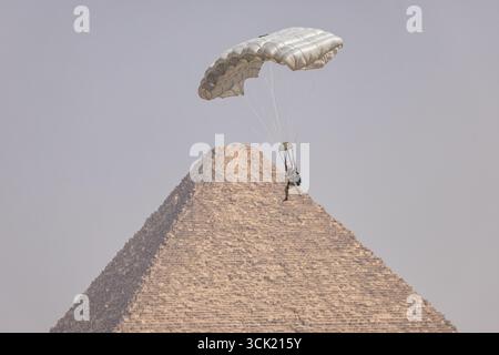 Gizeh, Égypte. 06 septembre 2025. Un soldat parachute près des grandes pyramides de Gizeh lors de l’exercice militaire multinational Bright Star 25, le 6 septembre 2025 à Gizeh, Égypte. Soldats représentant les États-Unis Égypte, Royaume-Uni, Italie, Grèce, Chypre, Arabie saoudite, Inde, Jordanie, Kirghizistan, Qatar, L'Afrique du Sud et le Yémen ont participé à l'exercice. Crédit : Joseph Kumzak/U.S. Photo de l'armée/Alamy Live News Banque D'Images