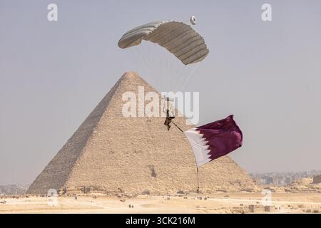 Gizeh, Égypte. 06 septembre 2025. Un soldat qatari parachute près des grandes pyramides de Gizeh lors de l’exercice militaire multinational Bright Star 25, le 6 septembre 2025 à Gizeh, Égypte. Soldats représentant les États-Unis Égypte, Royaume-Uni, Italie, Grèce, Chypre, Arabie saoudite, Inde, Jordanie, Kirghizistan, Qatar, L'Afrique du Sud et le Yémen ont participé à l'exercice. Crédit : Joseph Kumzak/U.S. Photo de l'armée/Alamy Live News Banque D'Images