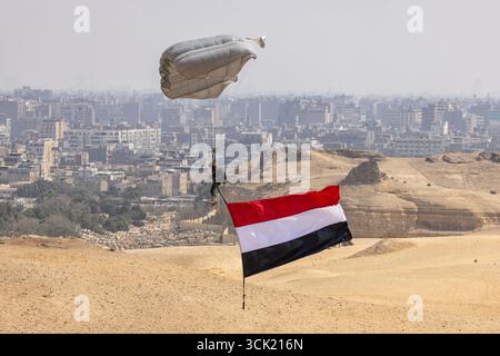 Gizeh, Égypte. 06 septembre 2025. Un soldat égyptien parachute près des grandes pyramides de Gizeh lors de l’exercice militaire multinational Bright Star 25, le 6 septembre 2025 à Gizeh, Égypte. Soldats représentant les États-Unis Égypte, Royaume-Uni, Italie, Grèce, Chypre, Arabie saoudite, Inde, Jordanie, Kirghizistan, Qatar, L'Afrique du Sud et le Yémen ont participé à l'exercice. Crédit : Joseph Kumzak/U.S. Photo de l'armée/Alamy Live News Banque D'Images