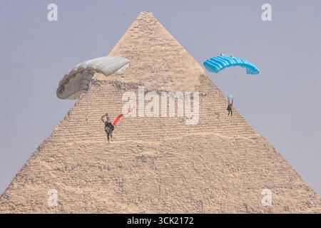 Gizeh, Égypte. 06 septembre 2025. Des soldats multinationaux parachutent près des grandes pyramides de Gizeh lors de l’exercice militaire multinational Bright Star 25, le 6 septembre 2025 à Gizeh, Égypte. Soldats représentant les États-Unis Égypte, Royaume-Uni, Italie, Grèce, Chypre, Arabie saoudite, Inde, Jordanie, Kirghizistan, Qatar, L'Afrique du Sud et le Yémen ont participé à l'exercice. Crédit : Joseph Kumzak/U.S. Photo de l'armée/Alamy Live News Banque D'Images