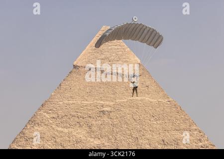Gizeh, Égypte. 06 septembre 2025. Un soldat parachute près des grandes pyramides de Gizeh lors de l’exercice militaire multinational Bright Star 25, le 6 septembre 2025 à Gizeh, Égypte. Soldats représentant les États-Unis Égypte, Royaume-Uni, Italie, Grèce, Chypre, Arabie saoudite, Inde, Jordanie, Kirghizistan, Qatar, L'Afrique du Sud et le Yémen ont participé à l'exercice. Crédit : Joseph Kumzak/U.S. Photo de l'armée/Alamy Live News Banque D'Images