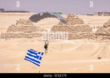 Gizeh, Égypte. 06 septembre 2025. Un soldat grec parachute près des grandes pyramides de Gizeh lors de l’exercice militaire multinational Bright Star 25, le 6 septembre 2025 à Gizeh, en Égypte. Soldats représentant les États-Unis Égypte, Royaume-Uni, Italie, Grèce, Chypre, Arabie saoudite, Inde, Jordanie, Kirghizistan, Qatar, L'Afrique du Sud et le Yémen ont participé à l'exercice. Crédit : Joseph Kumzak/U.S. Photo de l'armée/Alamy Live News Banque D'Images