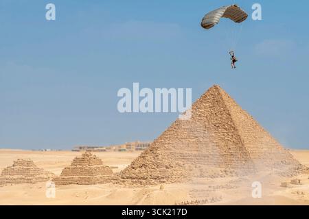 Gizeh, Égypte. 06 septembre 2025. Un soldat parachute près des grandes pyramides de Gizeh lors de l’exercice militaire multinational Bright Star 25, le 6 septembre 2025 à Gizeh, Égypte. Soldats représentant les États-Unis Égypte, Royaume-Uni, Italie, Grèce, Chypre, Arabie saoudite, Inde, Jordanie, Kirghizistan, Qatar, L'Afrique du Sud et le Yémen ont participé à l'exercice. Crédit : SRA Erin Dunkleberger/U.S. Air Force photo/Alamy Live News Banque D'Images